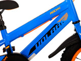 Blaues Kinderfahrrad mit orangefarbenen Akzenten und robustem Rahmen