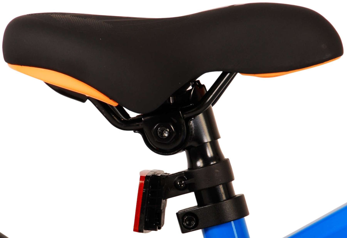 Schwarzer Fahrradsattel mit orangefarbener Kante und Halterung