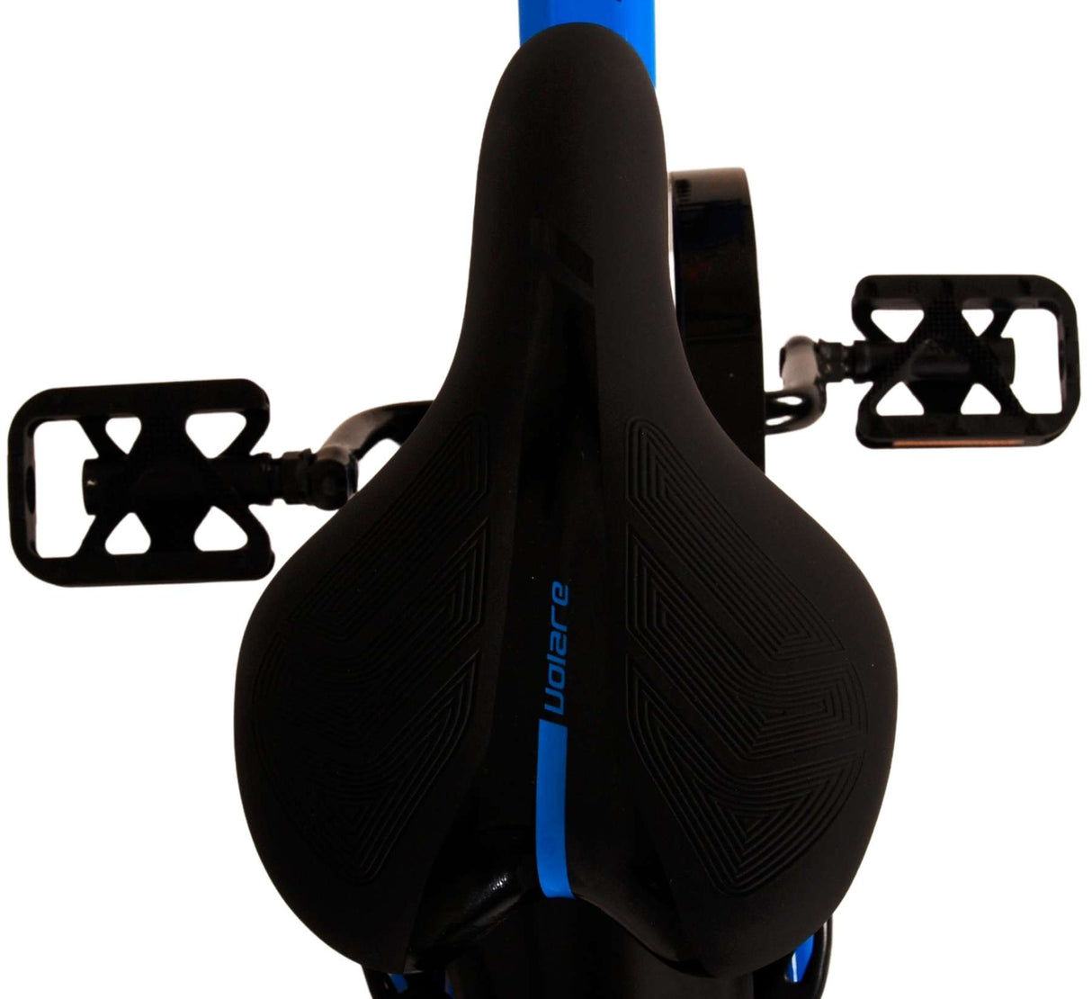 Schwarzer Fahrradsattel mit blauen Akzenten und Pedalen im Hintergrund
