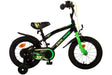Schwarzes Kinderfahrrad mit grünen Akzenten und Stützrädern