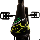 Schwarzer Fahrradsattel mit grünem Schriftzug und stylischem Design