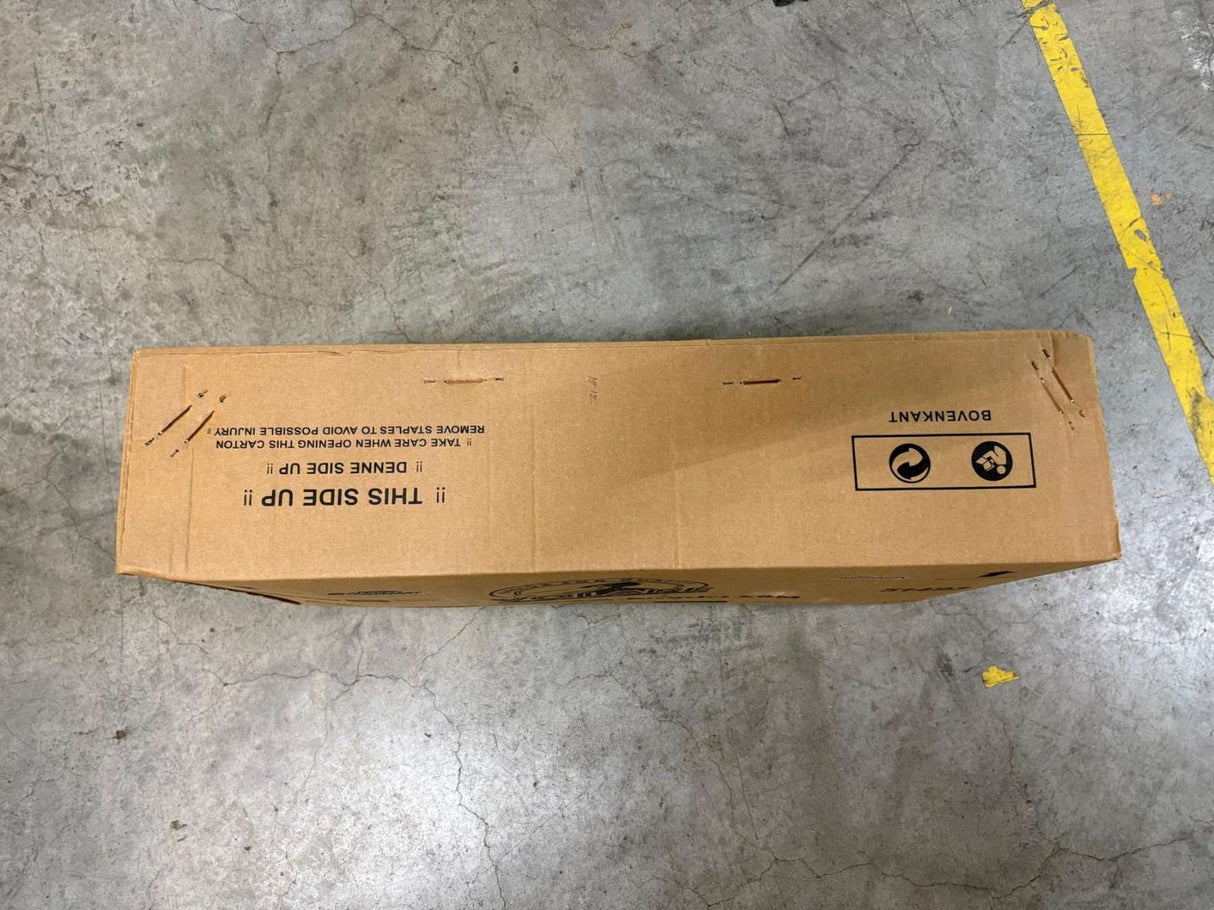 Braune Kartonverpackung mit Aufschrift und Recycling-Symbol auf grauem Boden