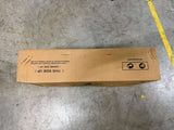 Braune Kartonverpackung mit Aufschrift und Recycling-Symbol auf grauem Boden