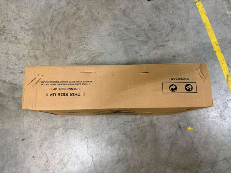 Braune Kartonverpackung mit Aufschrift und Recycling-Symbol auf grauem Boden