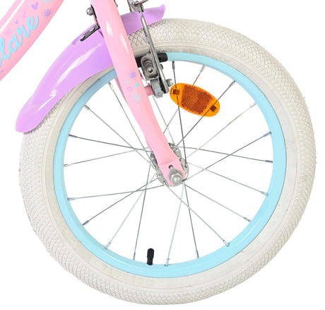 Rad eines Kinderfahrrads mit pinkem Rahmen und hellblauem Reifen