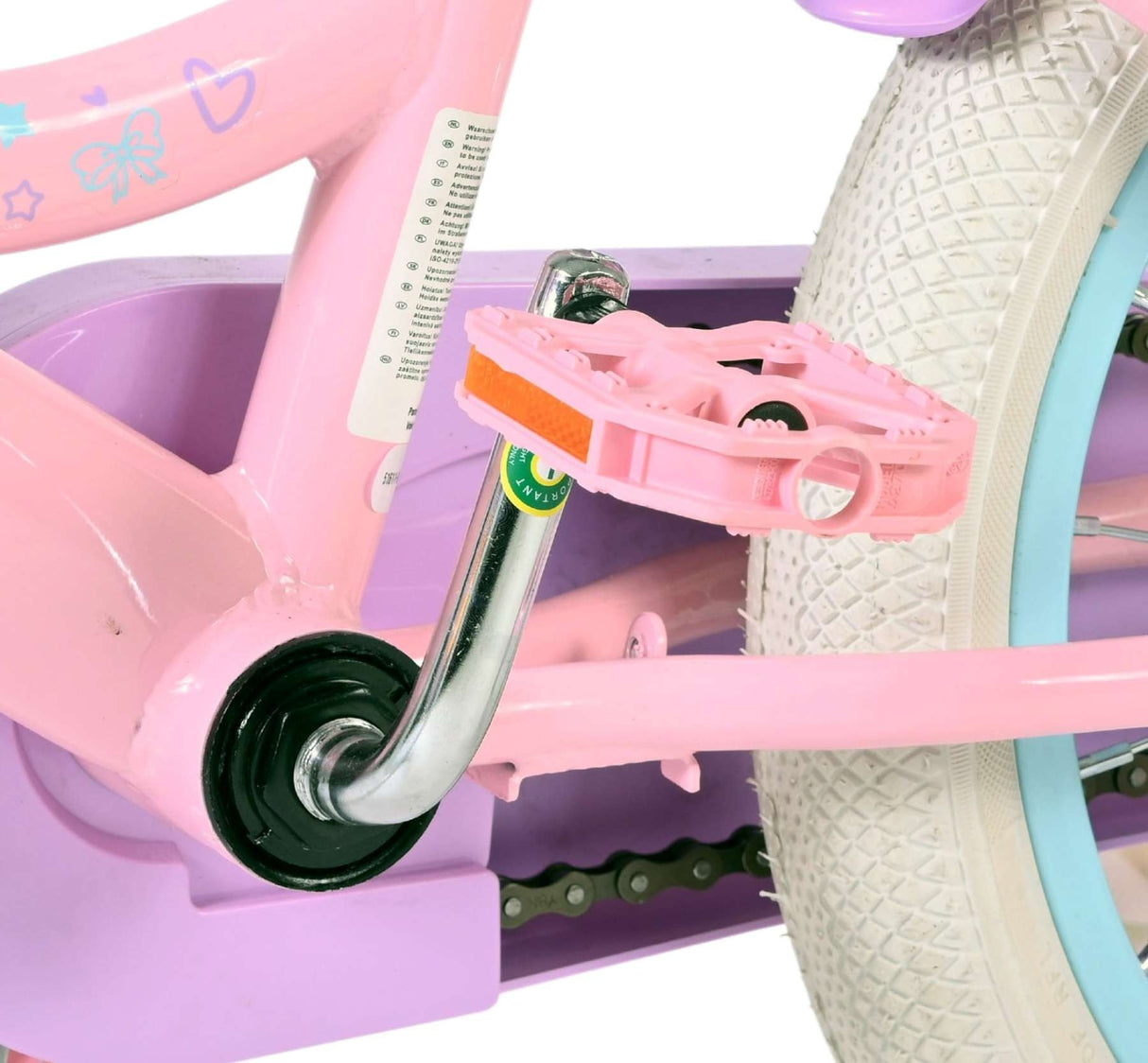 Rosa Fahrradpedal mit silberner Kurbel und weißem Reifen