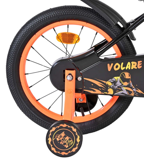 Schwarzes Kinderfahrrad mit orangefarbenen Reifen und Pedalen