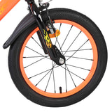 Vorderreifen eines Fahrrads mit orangefarbenem Felgenrand und schwarzem Reifen