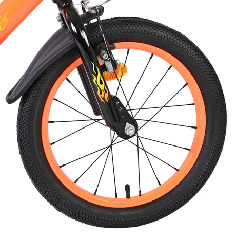 Vorderreifen eines Fahrrads mit orangefarbenem Felgenrand und schwarzem Reifen