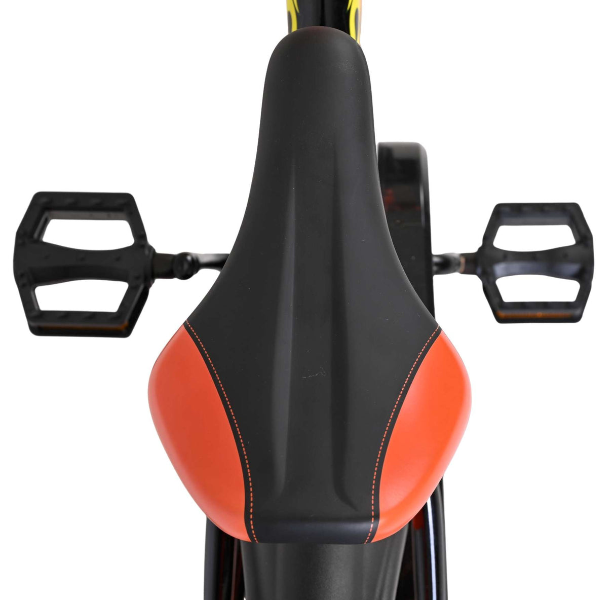 Schwarzer Fahrradrahmen mit orangefarbenem Sattel und Pedalen