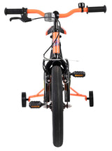 Schwarzes Kinderfahrrad mit orangefarbenen Akzenten und Stützrädern