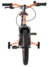 Fahrrad mit orangefarbenem Rahmen und stabilen Trainingstrollen hinten