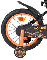 Fahrrad mit orangefarbenem Reifen und Stützrädern, sportliches Design