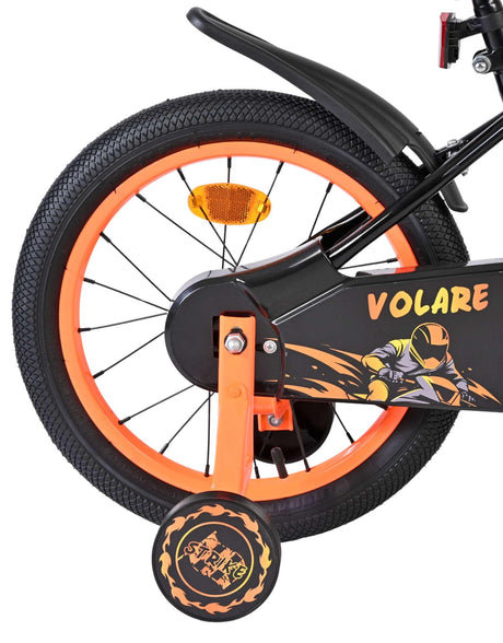 Fahrrad mit orangefarbenem Reifen und Stützrädern, sportliches Design