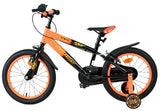 Schwarzes Kinderfahrrad mit orangefarbenen Akzenten und 16-Zoll-Rädern
