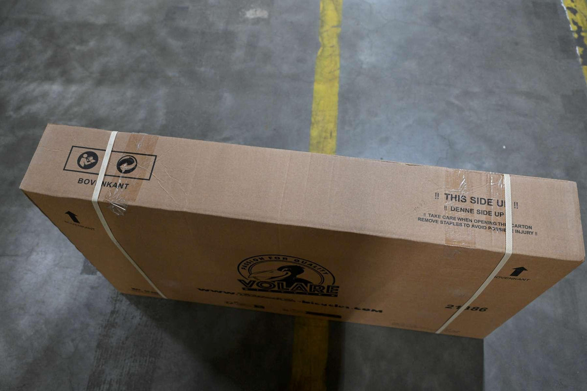 Kartonverpackung mit Hinweisen zur Handhabung und Aufschrift