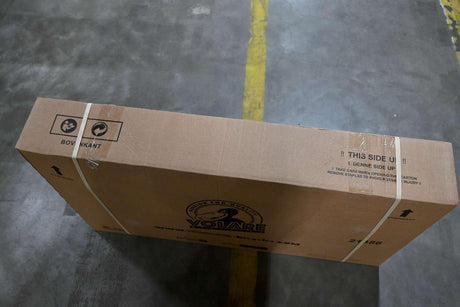 Kartonverpackung mit Hinweisen zur Handhabung und Aufschrift