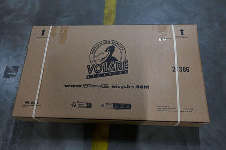 Kartonverpackung für ein Fahrrad, braun, mit Aufklebern und Bändern
