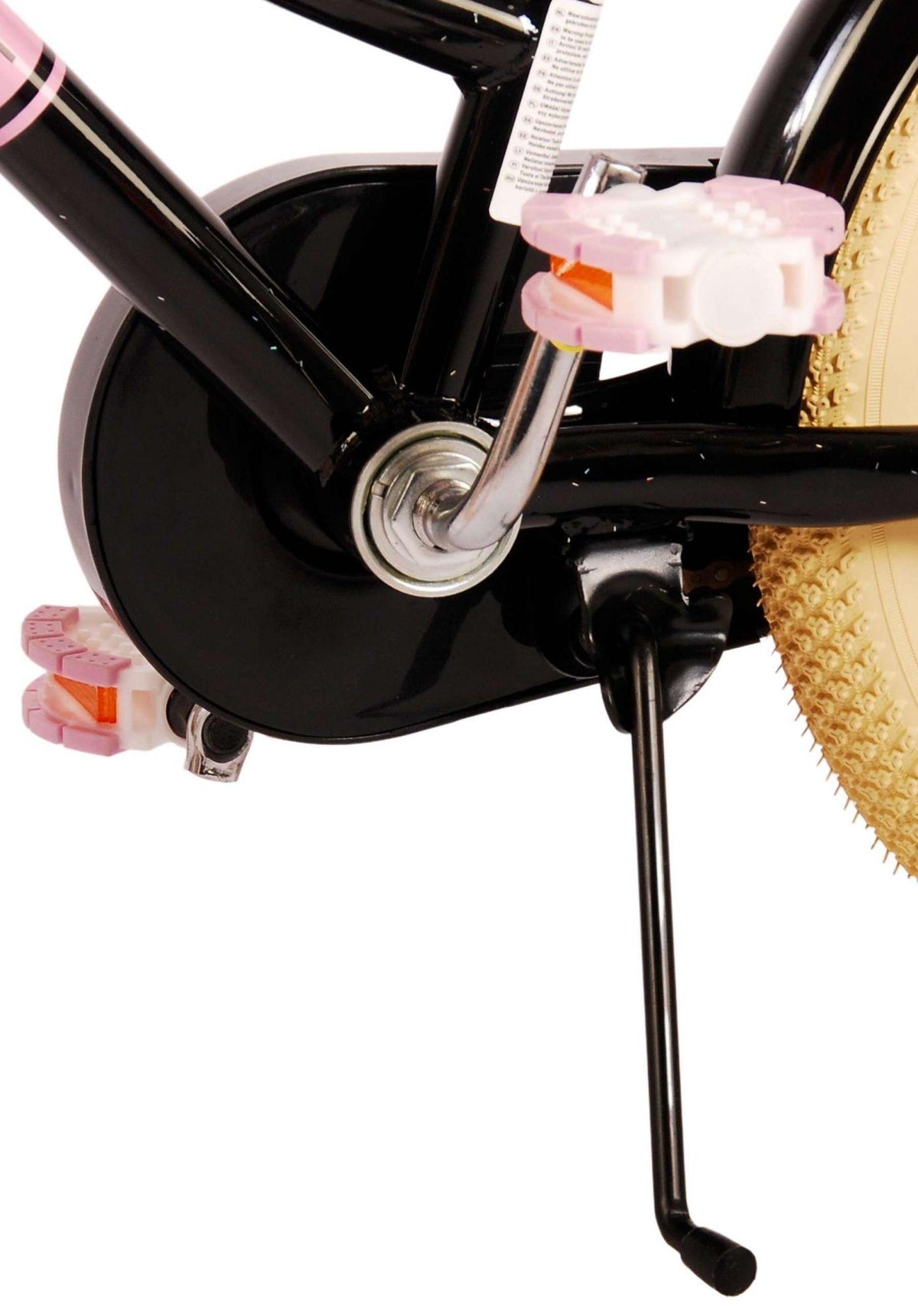 Schwarzes Fahrrad mit pinken Pedalen und goldenen Reifen