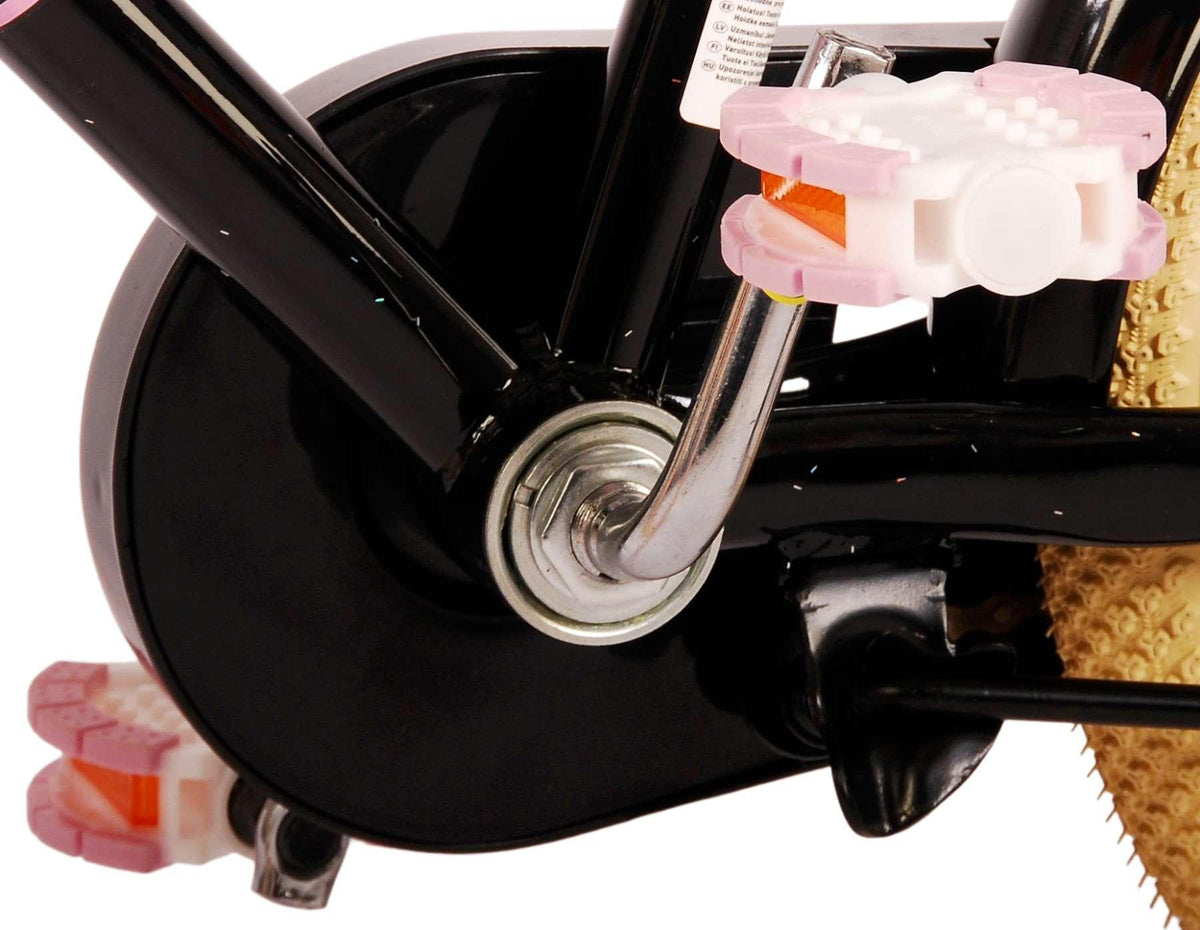 Schwarzer Fahrradrahmen mit pinken Pedalen und Kurbelgelenk