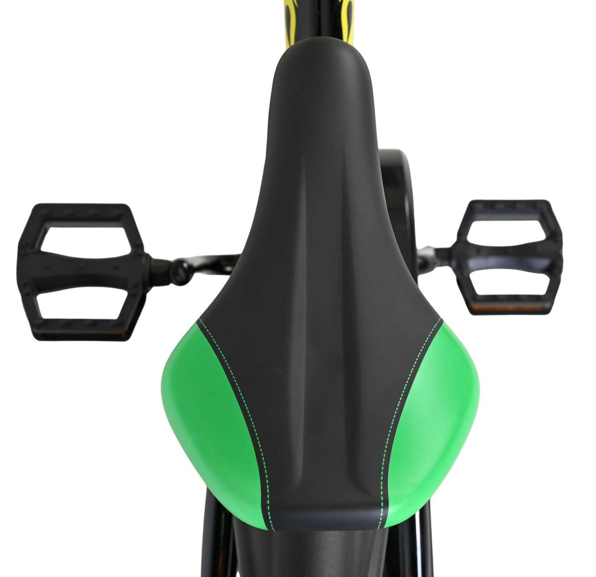 Schwarzer Fahrradsattel mit grünen Akzenten und Pedalen im Hintergrund