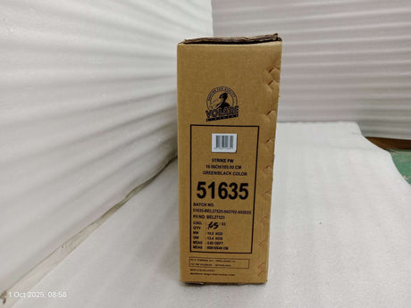 Braune Kartonverpackung mit Produktinformationen und Barcode auf der Seite