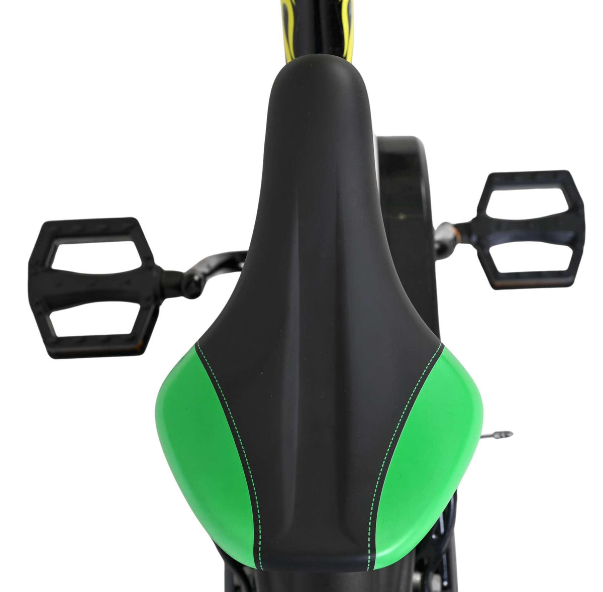 Schwarzer Fahrradsattel mit grünen Akzenten und Pedalen im Hintergrund