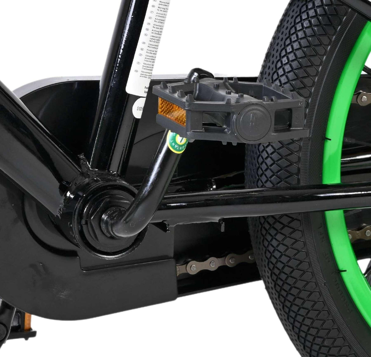 Schwarzes Fahrradpedal mit grünem Akzent und reflektierenden Elementen