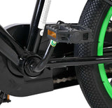 Schwarzes Fahrradpedal mit grünem Akzent und reflektierenden Elementen