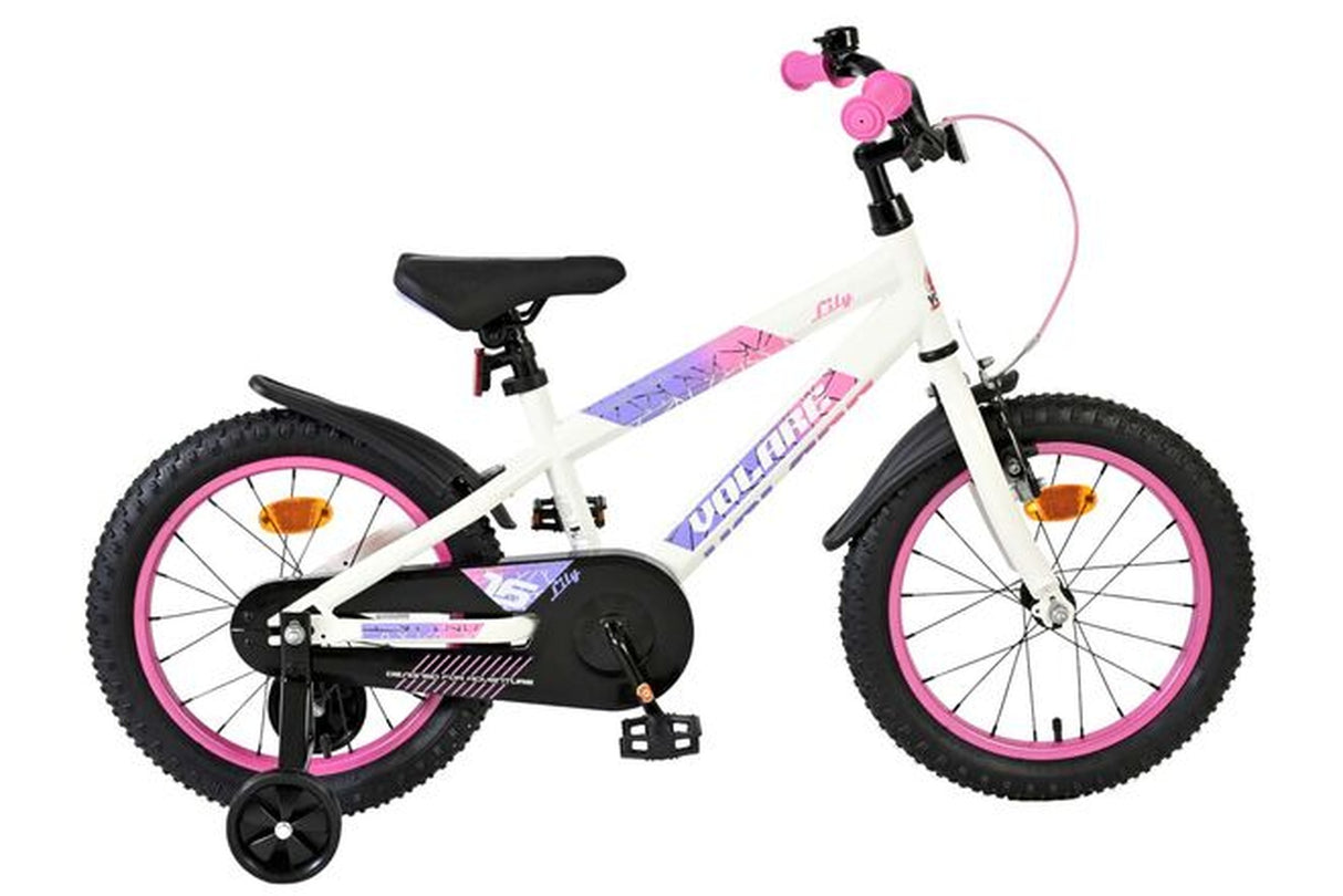 Weißes Kinderfahrrad mit pinken Akzenten und Stützrädern