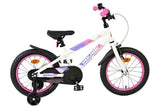 Weißes Kinderfahrrad mit pinken Akzenten und Stützrädern