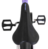Schwarzer Fahrradsattel mit Pedalen, sportliches Design und ergonomische Form