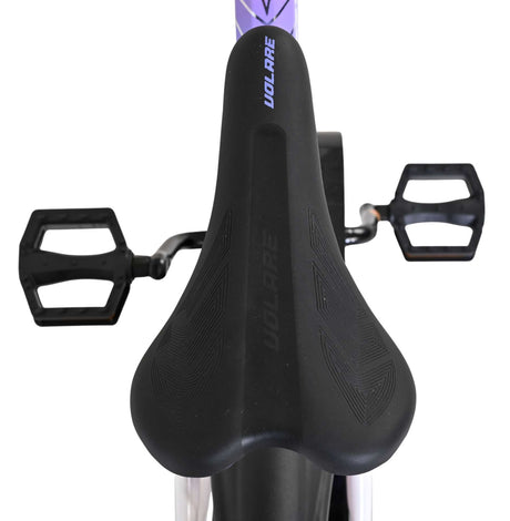 Schwarzer Fahrradsattel mit Pedalen, sportliches Design und ergonomische Form