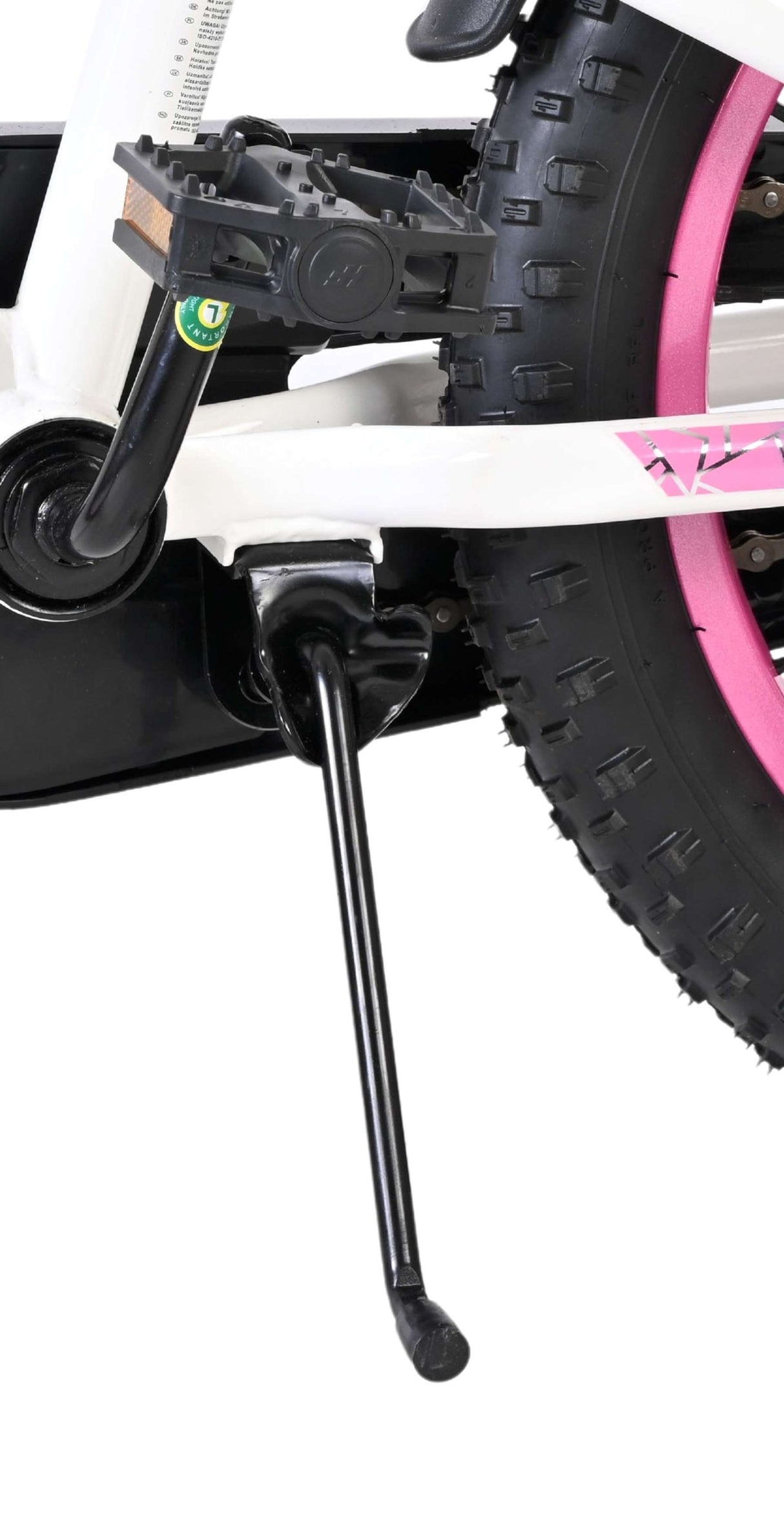 Fahrradständer an einem weißen Fahrrad mit pinken Reifen