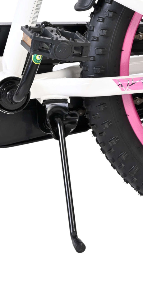 Fahrradständer an einem weißen Fahrrad mit pinken Reifen
