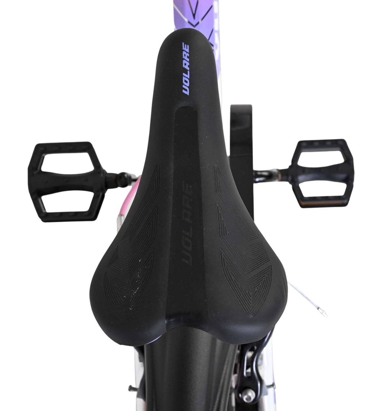 Schwarzer Fahrradsattel mit Pedalen, von oben fotografiert