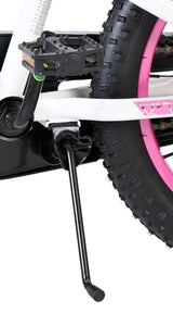 Fahrradständer an einem BMX-Rad mit pinken Reifen und schwarzem Rahmen