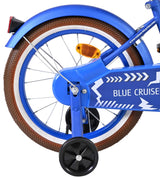Blaues Kinderfahrrad mit braunen Reifen und reflektierendem Rücklicht