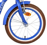 Blaues Fahrrad mit braunem Reifen und reflektierendem Element am Rad