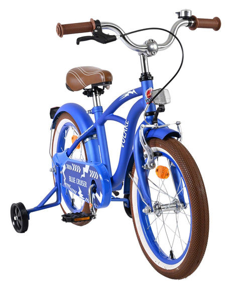 Blaues Kinderfahrrad mit braunem Sattel und Stützrädern