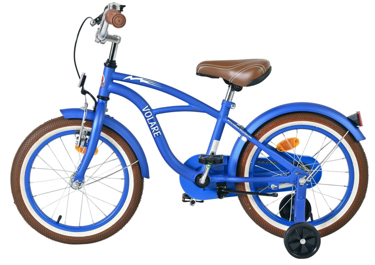 Blaues Kinderfahrrad mit braunem Sattel und Stützrädern