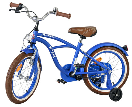Blaues Kinderfahrrad mit braunem Sattel und Stützrädern