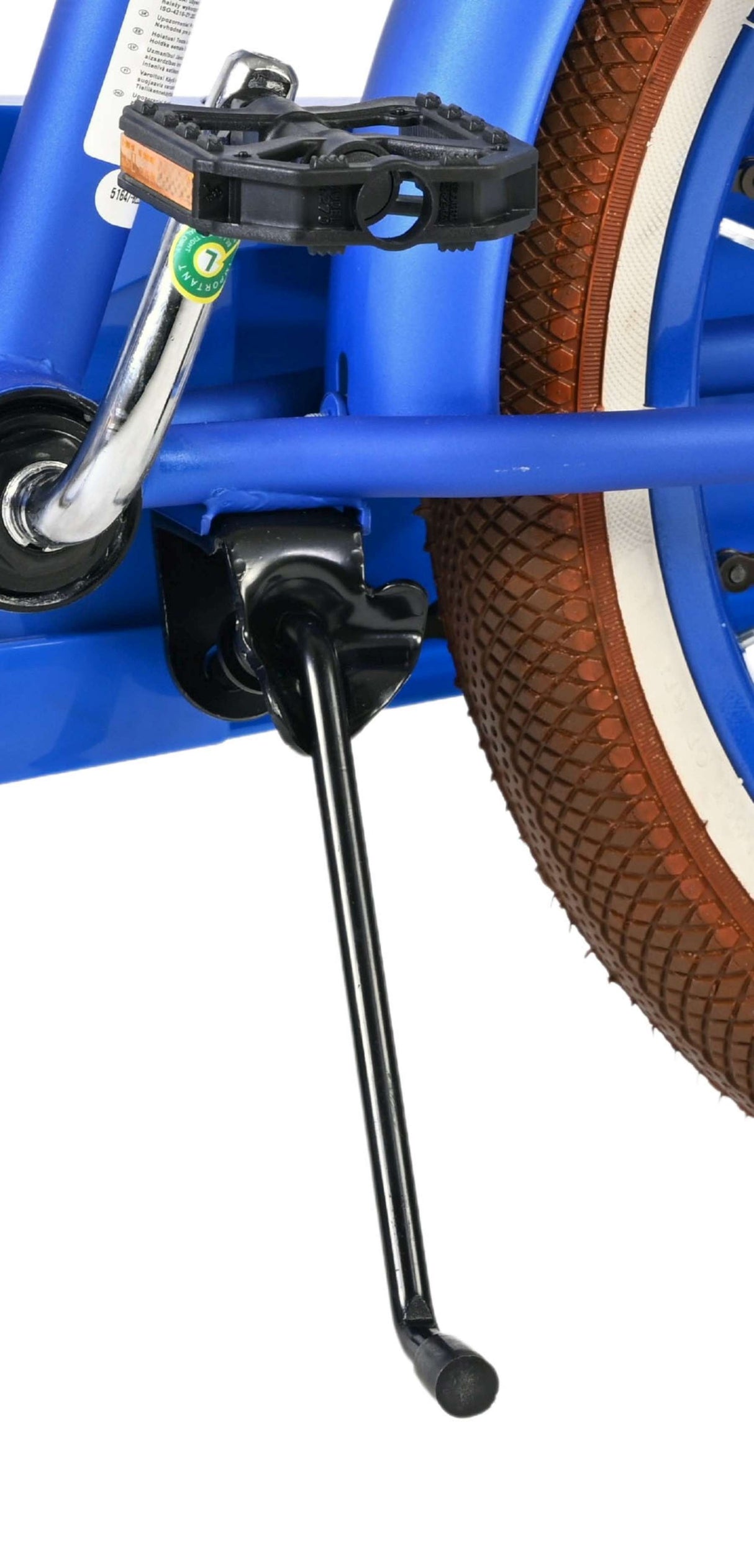 Blaue Fahrradpedale mit schwarzem Ständer und braunem Reifen