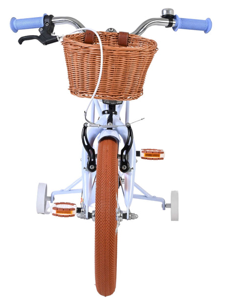 Weißes Kinderfahrrad mit braunem Korb und blauen Griffen