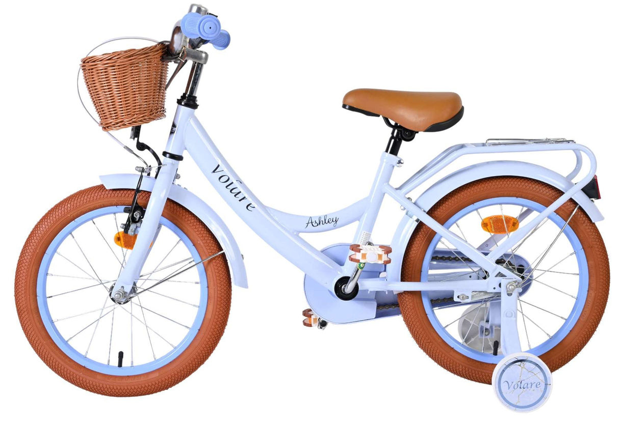 Blaues Kinderfahrrad mit Korb und braunen Reifen