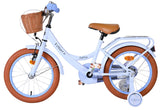 Blaues Kinderfahrrad mit Korb und braunen Reifen