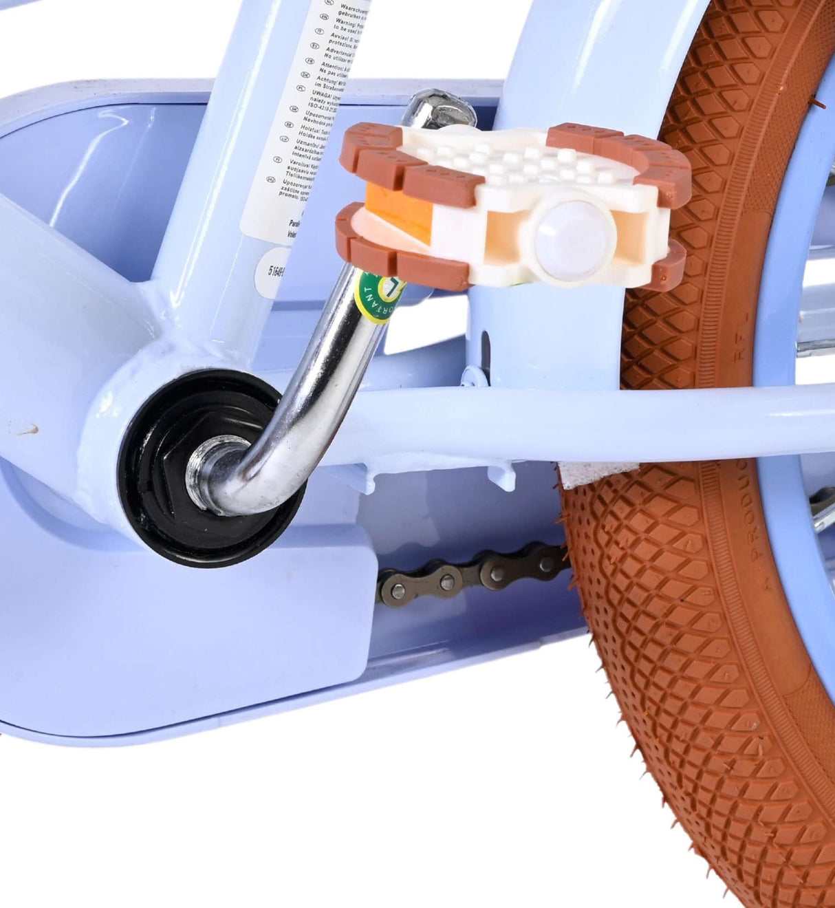Blaue Fahrradkurbel mit braunen Pedalen und Kette sichtbar