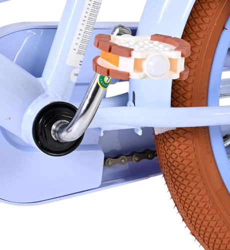 Blaue Fahrradkurbel mit braunen Pedalen und Kette sichtbar