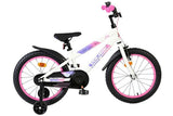 Weißes Kinderfahrrad mit pinken Akzenten und Stützrädern