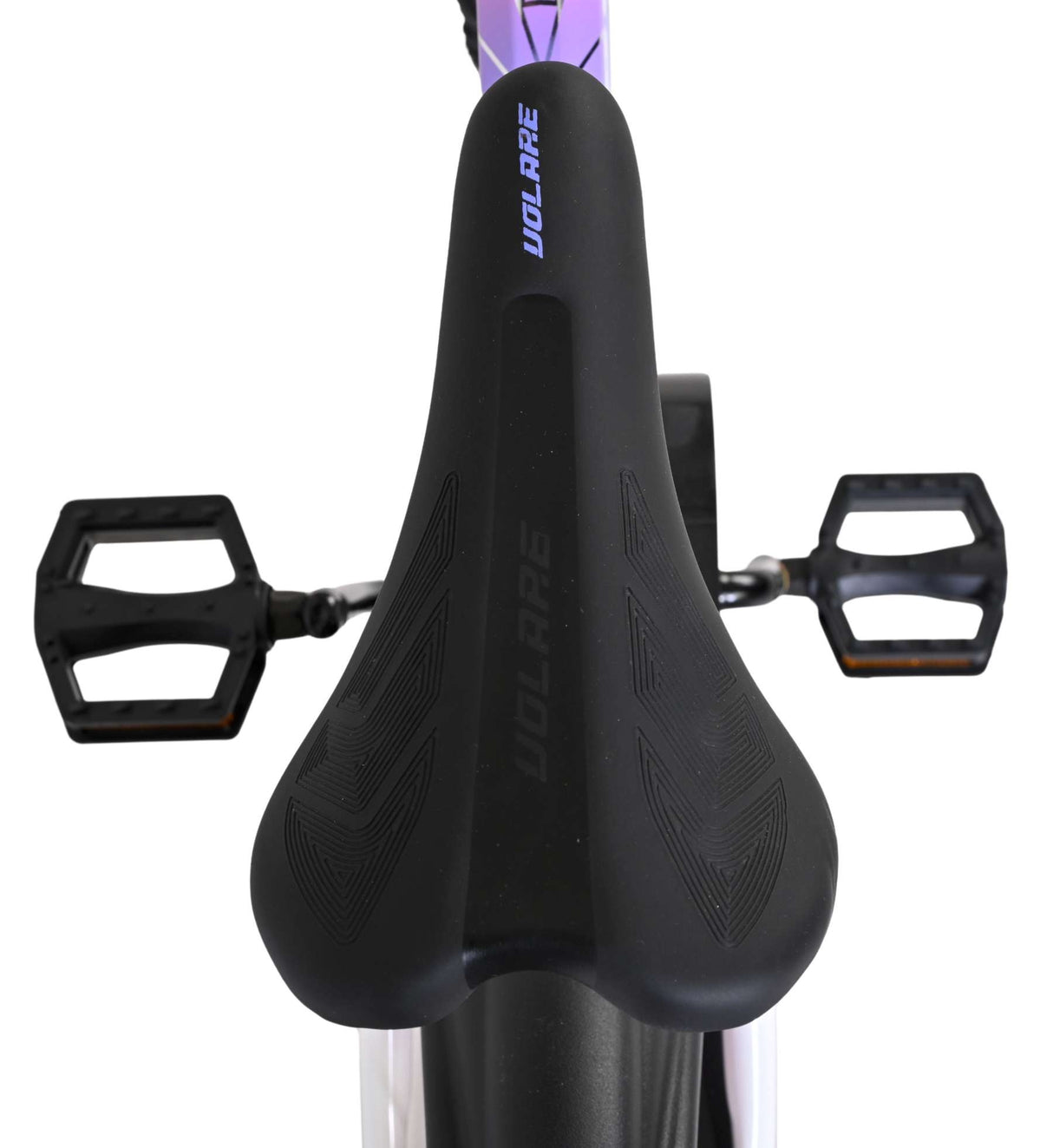 Schwarzer Fahrradsattel mit ergonomischem Design und Pedalen im Hintergrund